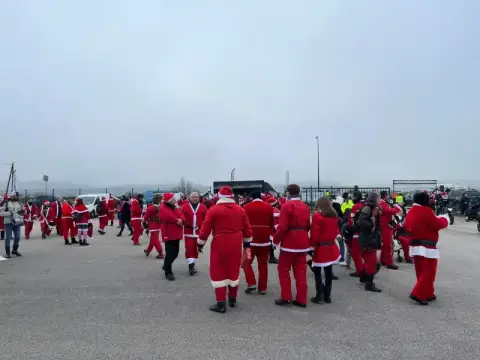 Motards déguisés en Pères Noël lors de la balade
