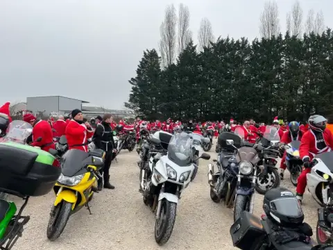 Rassemblement de motos pour la collecte de cadeaux